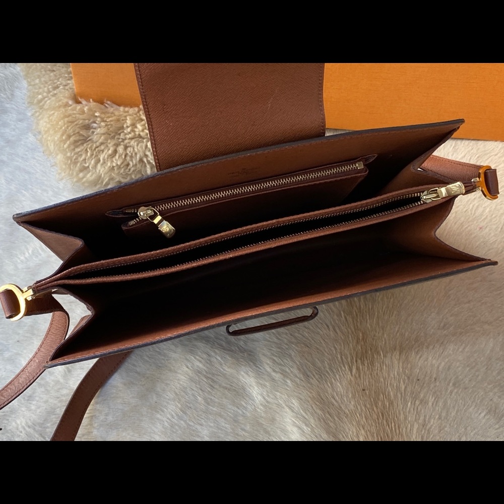 ๐ฏ Authentic Louis Vuitton Courcelles Body Bag ๐ - Picture 11 of 13